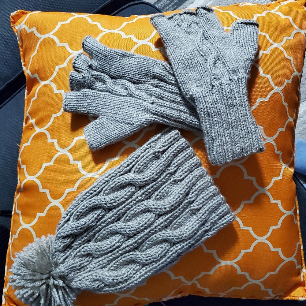 Set of fingerless gloves and hat